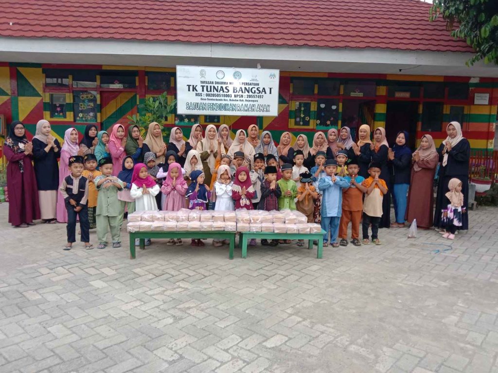 Kegiatan berbagi Takjil, Ibu Guru Sumiati & Ibu Guru Izatin Nadhiroh berikan edukasi berbuat baik di bulan Ramadhan.