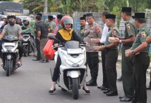 Sinergi bersama, TNI-Polri di Bojonegoro berbagi Takjil untuk Masyarakat