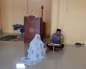 Polsek Ngambon: Bhabinkamtibmas Desa Nglampin, Aipda Suntoro melaksanakan Kegiatan Tadarus Al-Qur’an.