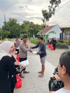 Kapolsek Ngambon, AKP M Tohir bersama Anggota & Ibu Bhayangkari berbagai Takjil.