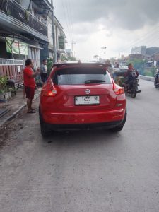 Viral !!! Seorang Pengendara Motor Sedang Isi Bensin Ditabrak Mobil Nissan Juke