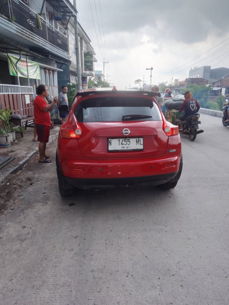 Viral !!! Seorang Pengendara Motor Sedang Isi Bensin Ditabrak Mobil Nissan Juke