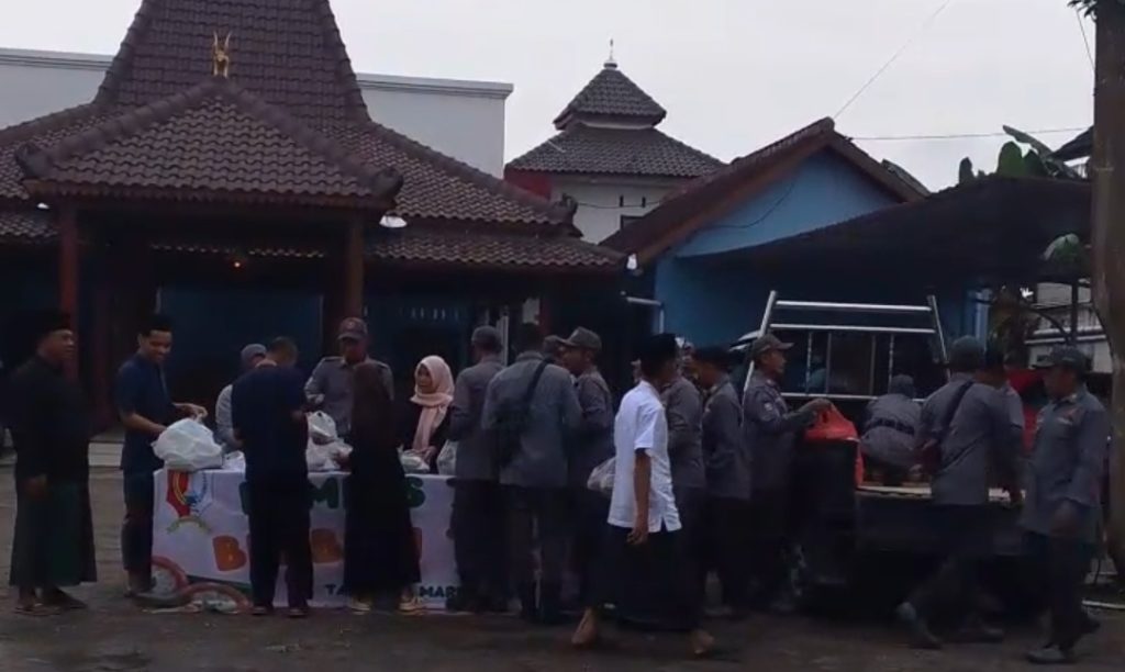 Pemdes Talok Kalitidu, kegiatan Ramadhan berbagi Takjil di depan Baldes setempat.