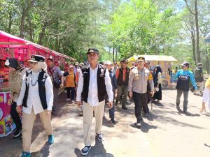 Lebaran ke-7, Bupati & Wakil bersama Forkopimda Lumajang kunjungi wisata pantai Wotgalih.