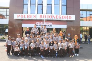 TK Bhayangkari 64 Kunjungi Mapolres Bojonegoro, Polisi Ajak Bermain & Belajar Anak