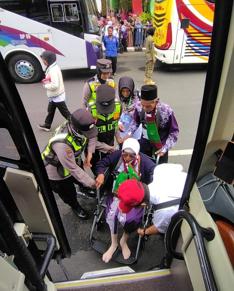 Sigap dan Tulus, Polwan Bojonegoro Dampingi Calon Haji Lansia Menuju Bus