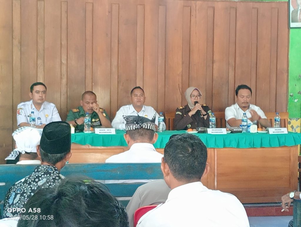 Penyuluhan Hukum bertema Pemberian Fasilitasi Hukum di Desa Luwehaji.