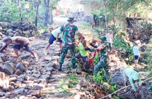 Babinsa Gondang Bojonegoro bersama Warga Sambongrejo Bangun Bronjong dan Jalan Makadam