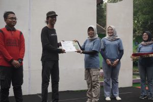 Sertifikat penghargaan peduli sampah diterima komunitas Sarka Space & DPC Progib Bondowoso