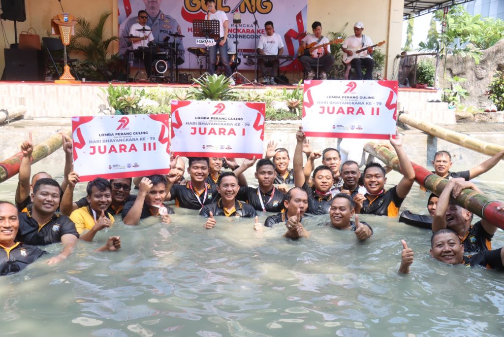Meriah! Polres Bojonegoro Gelar Lomba Perang Guling Sambut Hari Bhayangkara ke-79