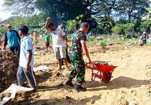 Bersama Warga Tlumbung, Babinsa Sumberrejo Bojonegoro Bersih-Bersih Area Makam
