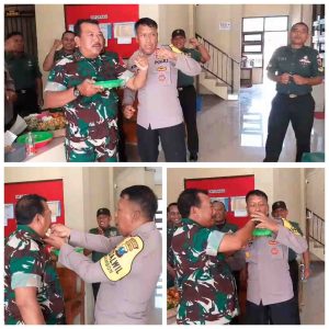Danramil 0813/16 menyuapi nasi tumpeng kepada Kapolsek Ngambon, Hari Bhayangkara ke – 79.